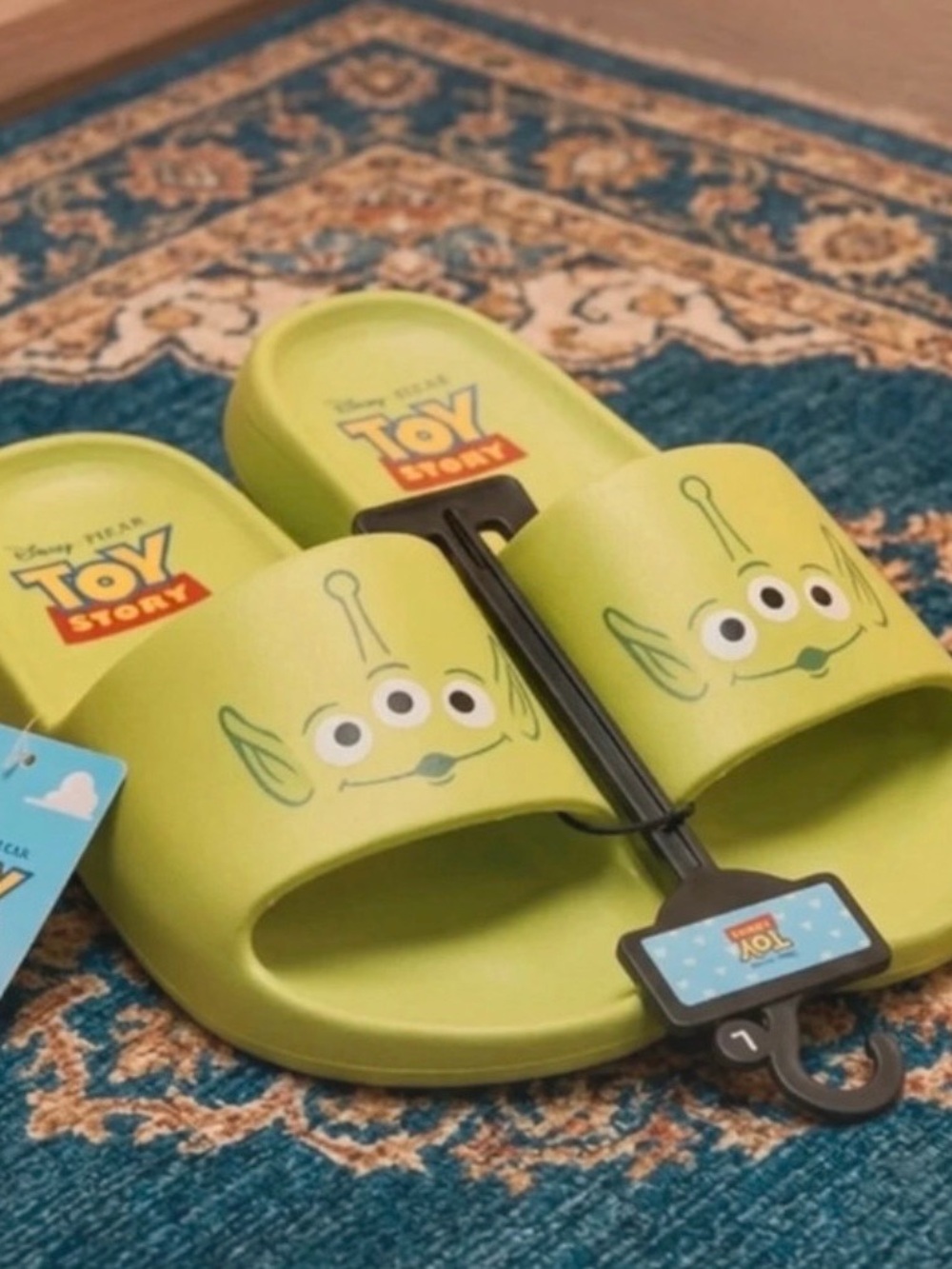 Disney Toy Story Alien Slides size 8 met
